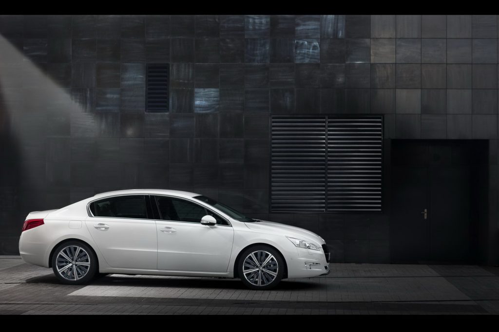 Beyaz Peugeot 508 sedan yan profil