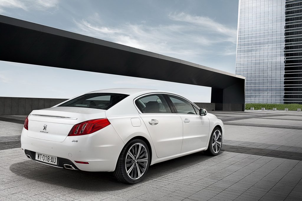 Beyaz Peugeot 508 GT arka üç çeyrek görünüm