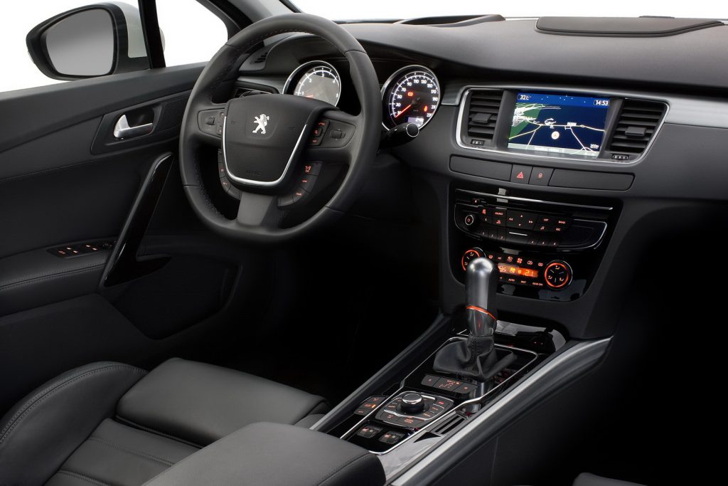 Peugeot 508 otomatik vitesli siyah kabin ve orta konsol