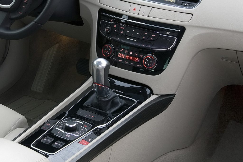 Peugeot 508 manuel vitesli açık renk orta konsol