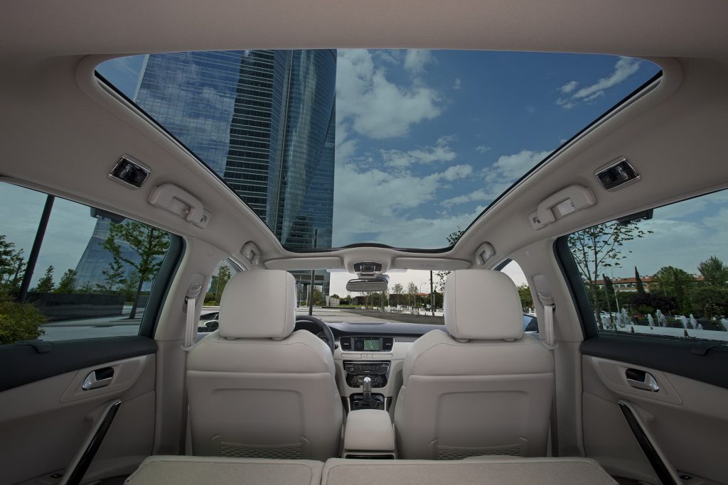 Peugeot 508 SW panoramik cam tavanlı kabin