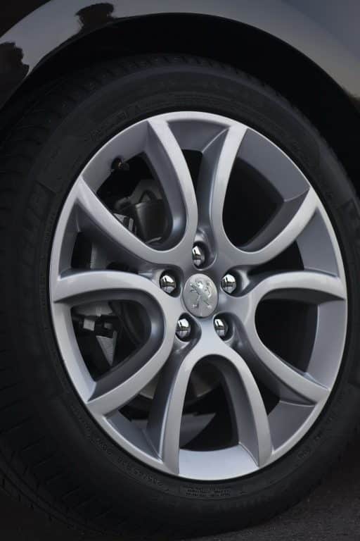 Peugeot 508 alaşım jant ve lastik yakın plan