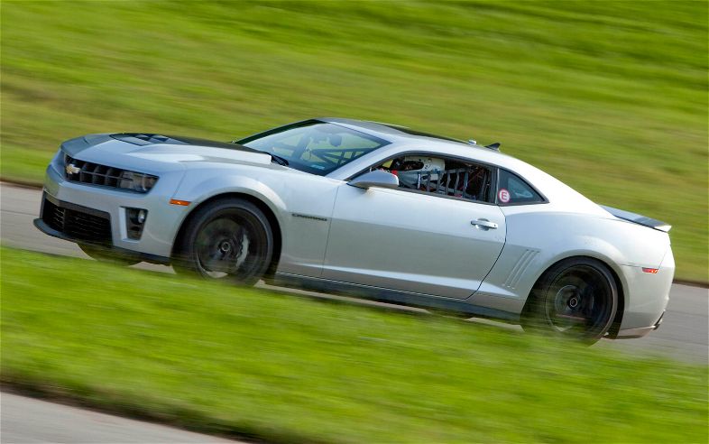Chevrolet Camaro ZL1 gri gövde ön görünümü