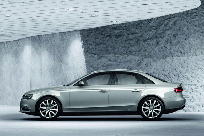 Gümüş Audi A4 sedanın yandan görünümü
