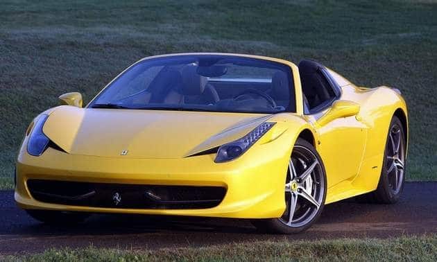 2012 Ferrari 458 Spider açık tavanla önden üç çeyrek görünüm