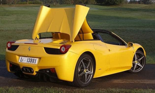 Ferrari 458 Spider metal tavan mekanizması açılırken arkadan görünüm