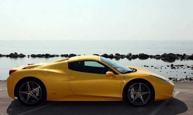 Ferrari 458 Spider metal tavan kapalıyken yandan görünüm
