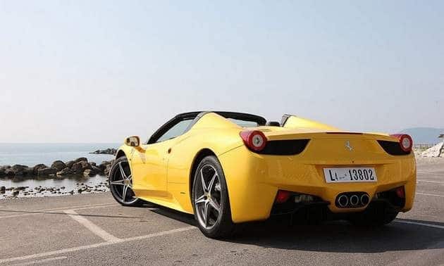 Ferrari 458 Spider açık tavanla arkadan üç çeyrek görünüm