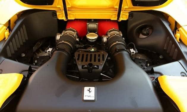 Ferrari 458 Spider 4.5 litrelik V8 motor bölmesi