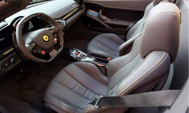 Ferrari 458 Spider sürücü odaklı kokpit ve koltuklar