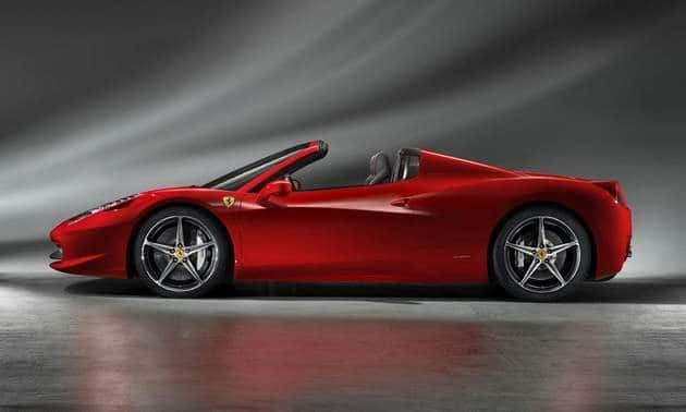 Kırmızı Ferrari 458 Spider stüdyo ortamında yandan görünüm