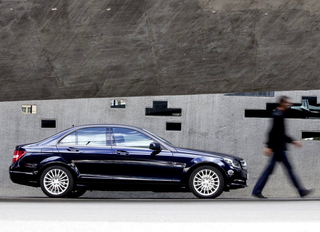 Mercedes-Benz C-Class sedan tam yan görünüm