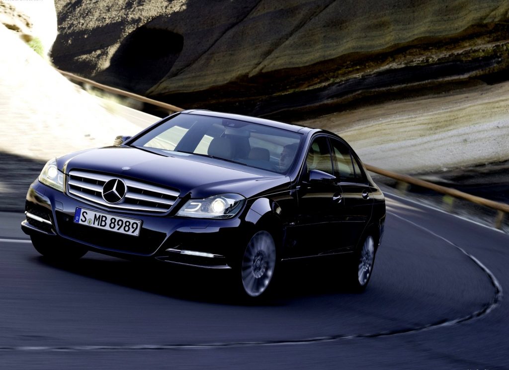Mercedes-Benz C-Class sedan virajda