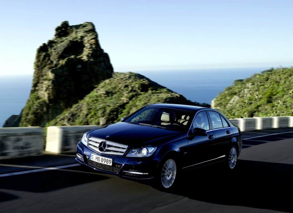 Mercedes-Benz C-Class sedan sahil yolunda