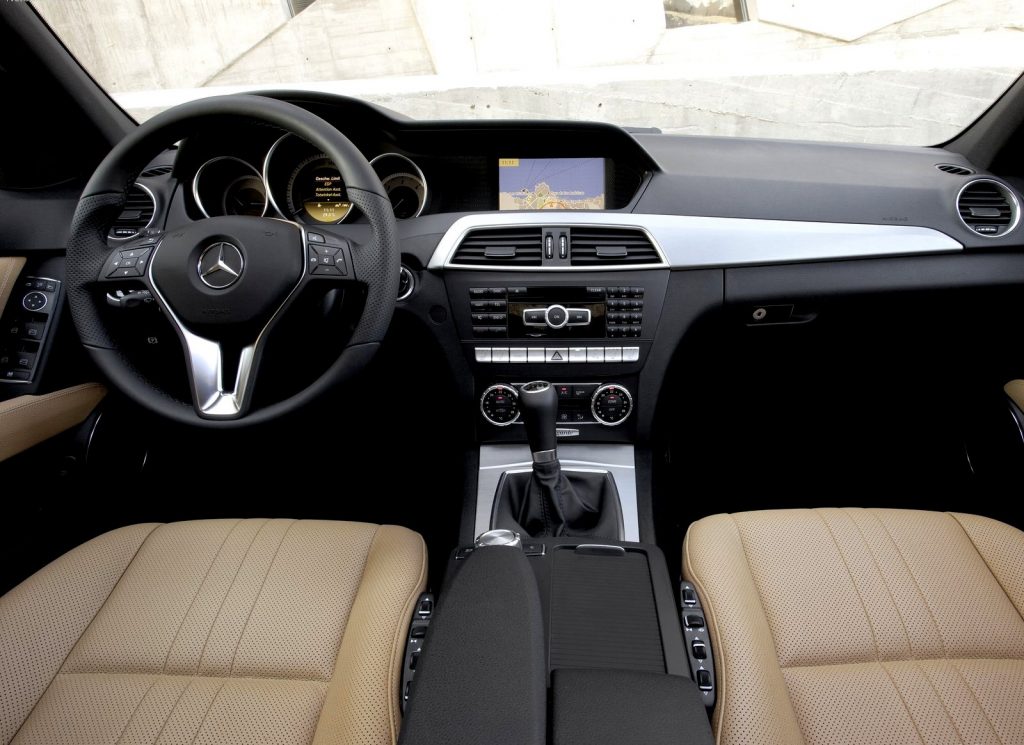 Mercedes-Benz C-Class gösterge paneli ve orta konsol