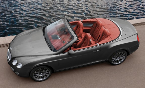 Bentley Continental GTC kırmızı deri kabinle üstten görünüm