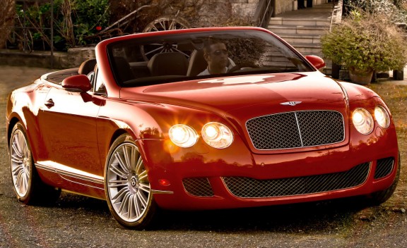 Kırmızı Bentley Continental GTC önden üç çeyrek görünüm