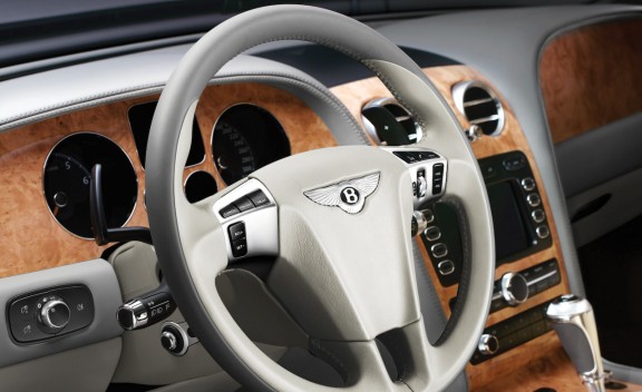 Bentley Continental GTC direksiyon ve ahşap kaplamalı ön panel