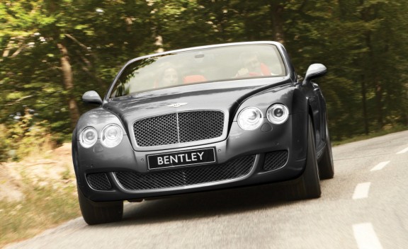 Bentley Continental GTC koyu gri gövdeyle yolda önden görünüm