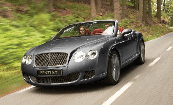 Bentley Continental GTC açık tavanlı ön üç çeyrek görünüm