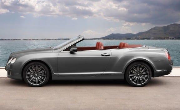 Bentley Continental GTC deniz kıyısında tam yan profil