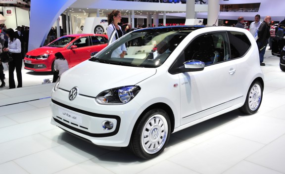 Volkswagen Up beyaz up! white önden üç çeyrek görünüm