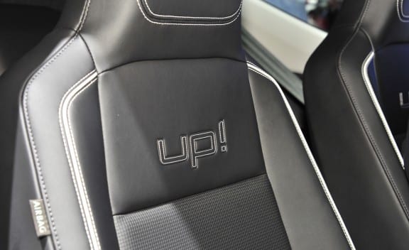 up! white logolu ön koltuk döşemesi