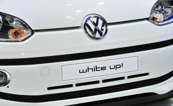 Beyaz up! white ön panjur ve Volkswagen arması ayrıntısı