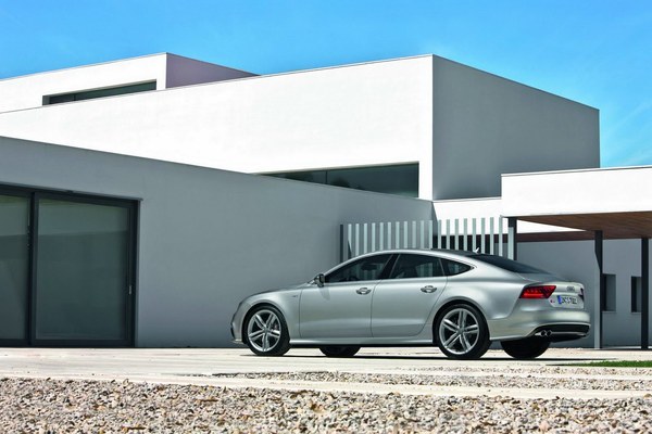 Audi S7 Sportback gümüş gövde yan arka görünümü