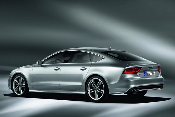 Audi S7 arka üç çeyrek stüdyo fotoğrafı