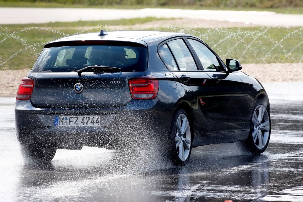 Koyu renk BMW 118i arkadan sürüş görünümü