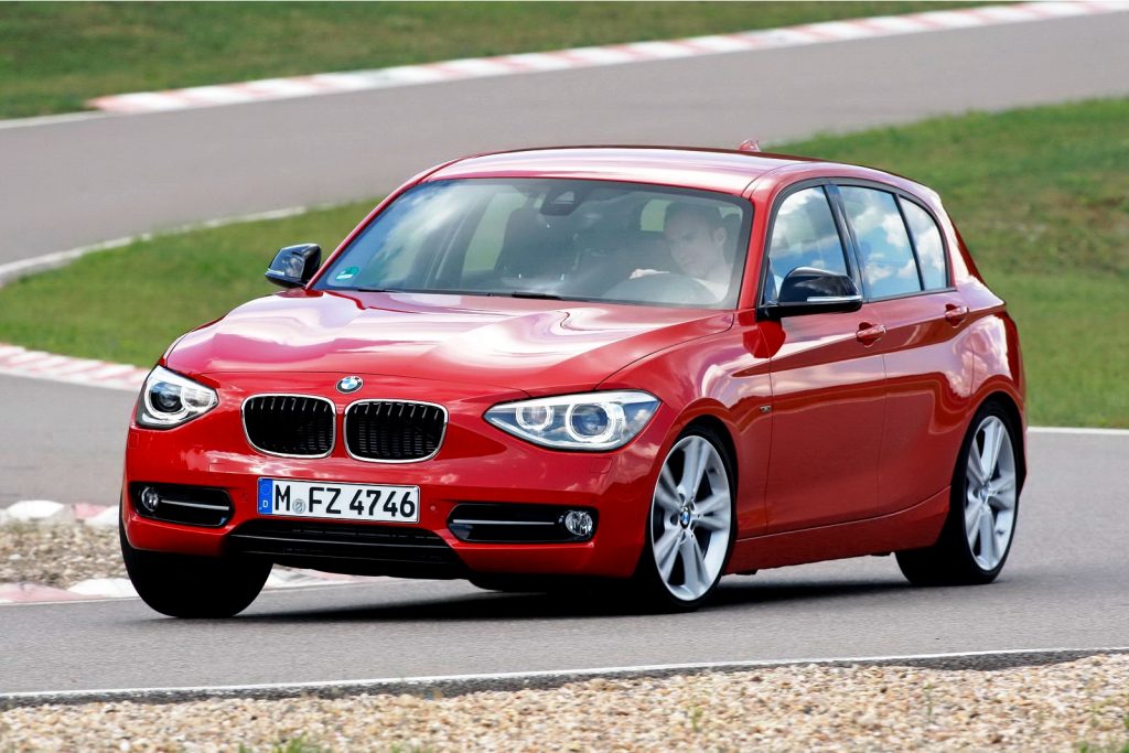 BMW 1 Serisi F20 kırmızı 118i önden üç çeyrek görünüm