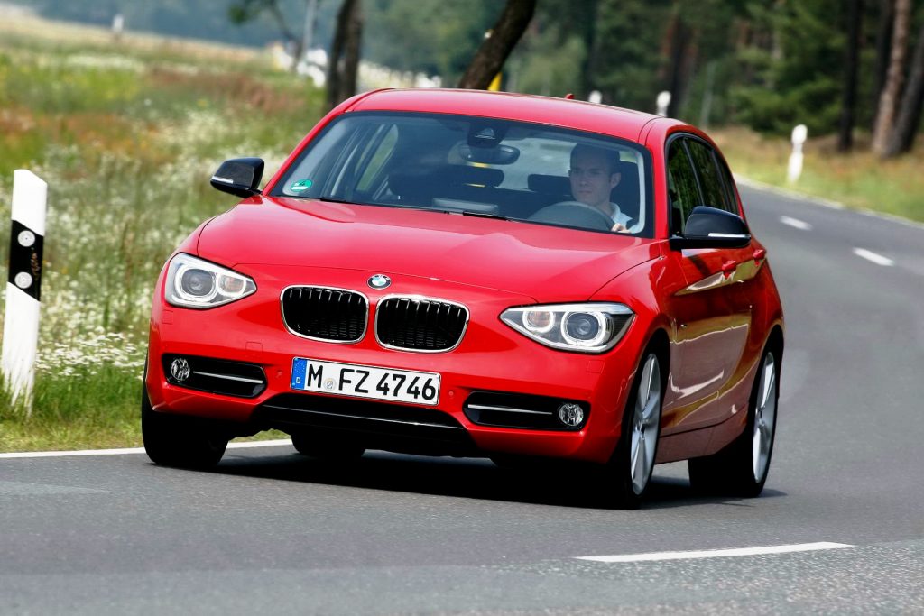 Kırmızı BMW 118i önden yol görünümü