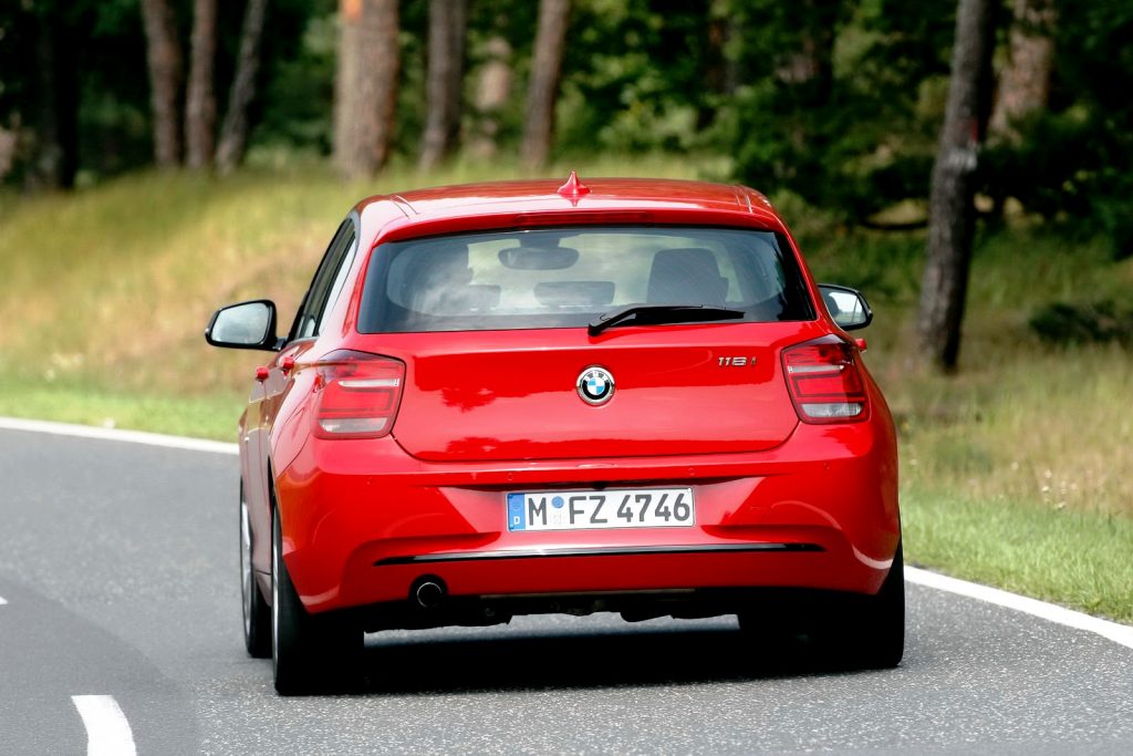 Kırmızı BMW 118i arkadan görünüm