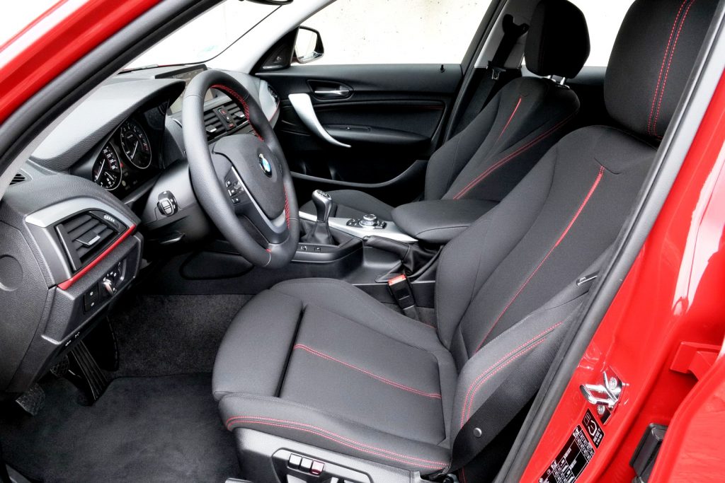 BMW 118i ön koltuklar ve manuel şanzıman