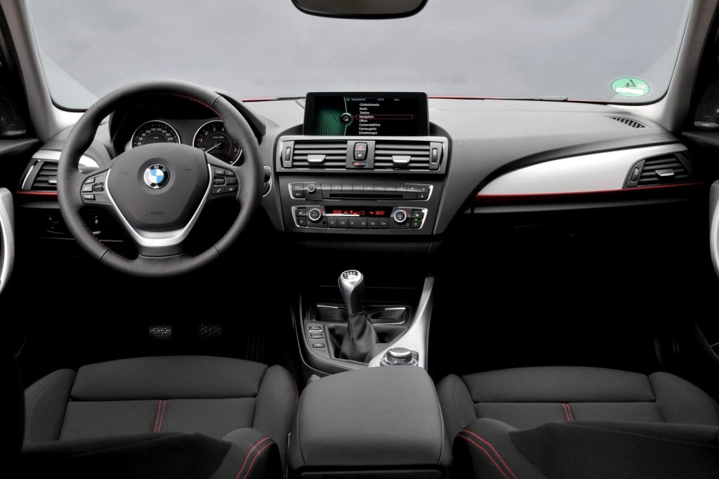 BMW 1 Serisi sürücü odaklı kokpit ve iDrive ekranı