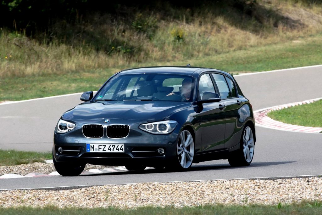Koyu renk BMW 1 Serisi önden üç çeyrek görünüm
