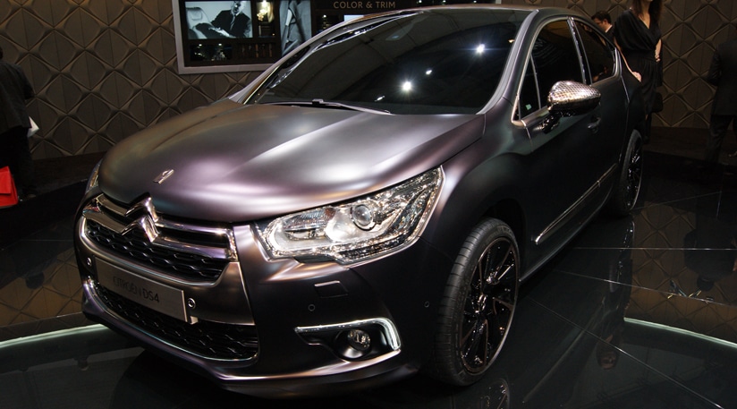 Citroen DS4 mat koyu gövdeli gösterim aracı ön sol görünüm