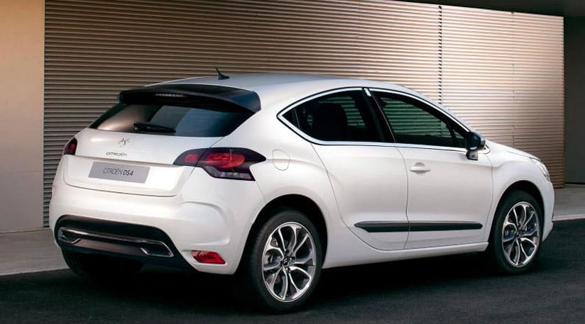 Beyaz Citroen DS4 arka sağ gövde görünümü