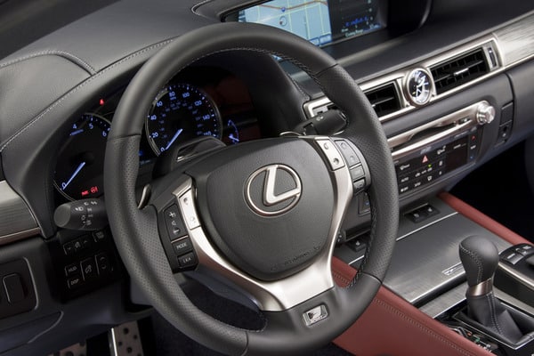 Lexus GS 350 F Sport direksiyon ve orta konsol