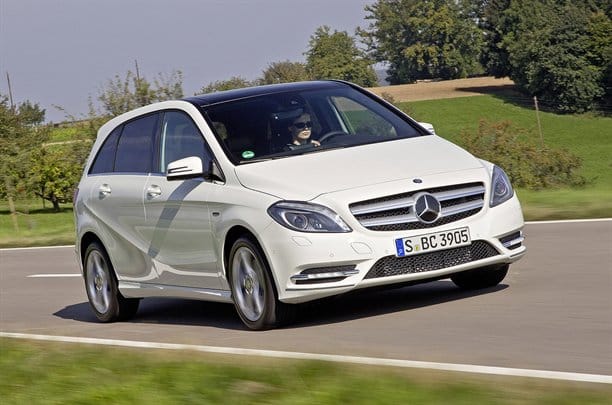 Mercedes-Benz B200 CDI önden üç çeyrek sürüş görünümü