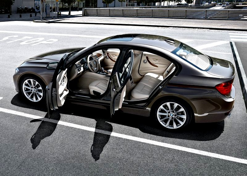 BMW F30 sedan açık kapılarla üstten görünüm