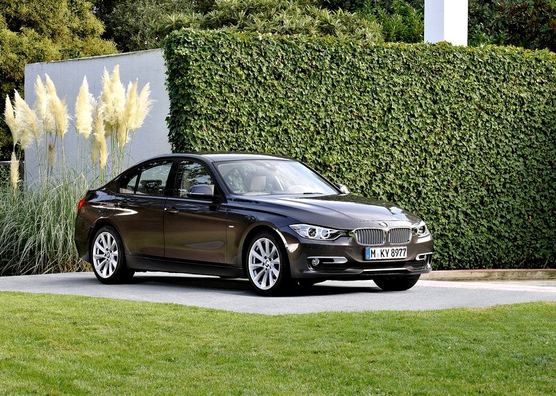 BMW F30 kahverengi sedan ön üç çeyrek görünüm