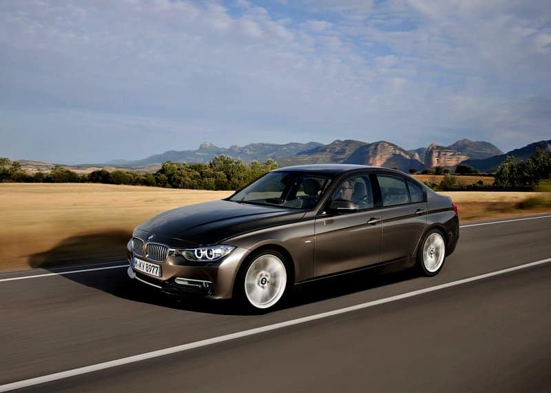 BMW F30 sedan yolda ön üç çeyrek görünüm