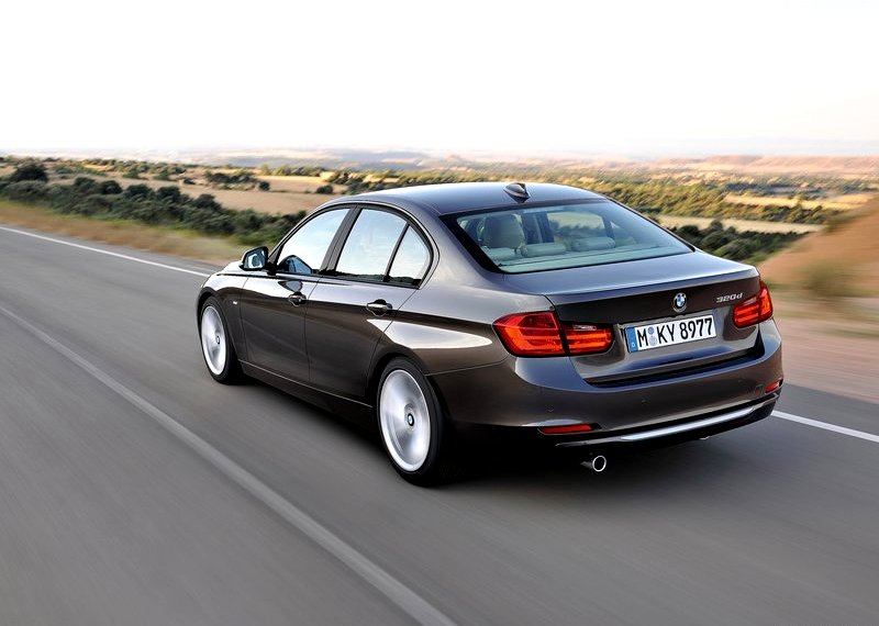 BMW 320d F30 arka üç çeyrek görünüm