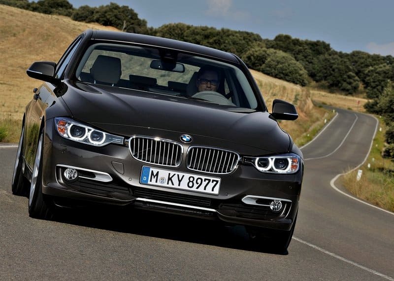 BMW F30 sedan virajda önden görünüm