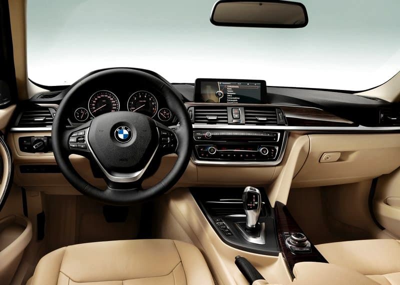 BMW F30 açık renk iç mekân ve iDrive ekranı