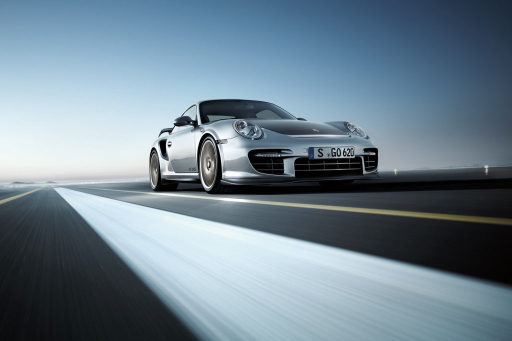 Porsche 911 GT2 RS önden üç çeyrek görünümü