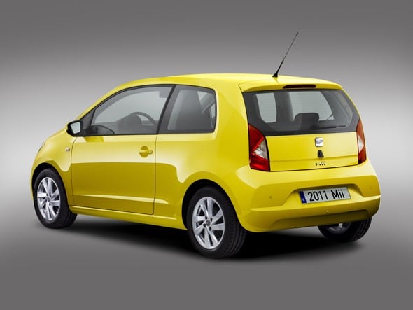Sarı SEAT Mii arka üç çeyrek görünümü