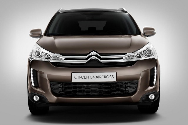 Citroen C4 Aircross önden görünüm ve dikey LED aydınlatmalar